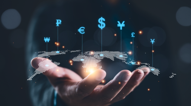 Une carte du monde avec des symboles de devises survolant une main symbolisant le contrÃ´le des investissements en devises.