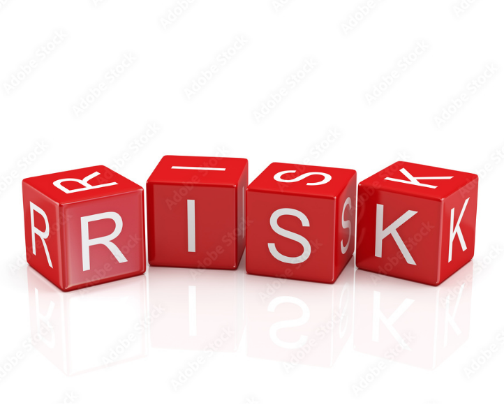 Blocs rouges avec inscription "RISK" en blanc