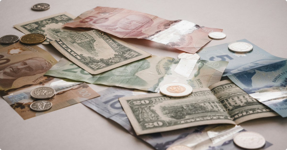 Monedas y billetes en un artÃ­culo sobre quÃ© es el Russell 2000