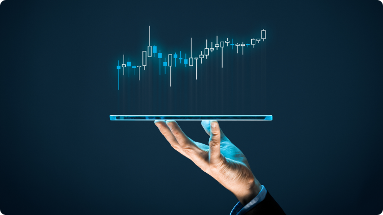 Mano che tiene un tablet con un grafico d'investimento.