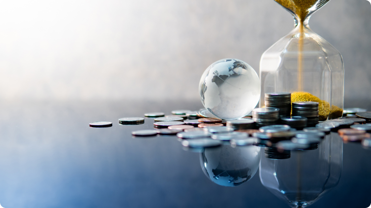 clessidra e denaro sul tavolo che rappresenta l'orizzonte temporale degli investimenti