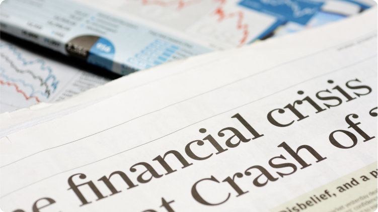 Primeira pÃ¡gina do jornal: '... Crise financeira...â e â...crash...â com grÃ¡ficos e recessÃ£o econÃ³mica