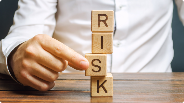 Blocos de madeira com a inscriÃ§Ã£o "RISK"