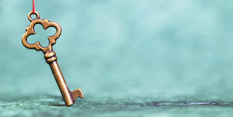 ClÃ© brandie par un individu avec le soleil couchant derriÃ¨re