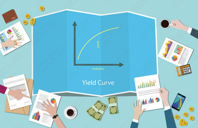 Graphique financier montrant la courbe de rendement avec les mains des personnes autour de la table.