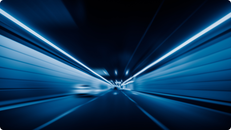 Imagem atravÃ©s de um tÃºnel iluminado por luzes azuis vibrantes, criando uma atmosfera dinÃ¢mica e moderna