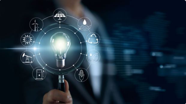 Un homme d'affaires examine une ampoule Ã  la loupe avec des icÃ´nes reprÃ©sentant diffÃ©rentes technologies.
