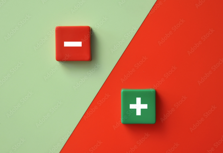 Inscriptions pour et contre sur les signes plus et moins, sur fond vert et rouge.