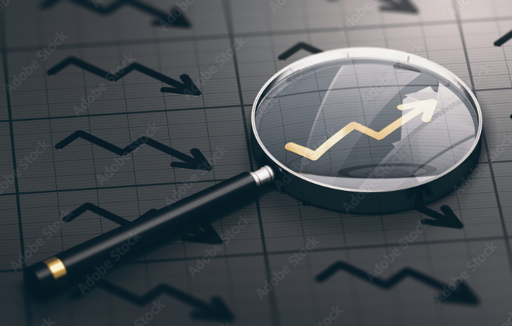 Illustration 3D d'une loupe au-dessus d'un symbole graphique positif dorÃ©. Concept d'opportunitÃ©s d'investissement et d'excellents investissements
