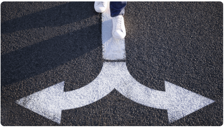 Un personnage est placÃ© sur une route, avec des flÃ¨ches blanches indiquant un virage Ã  gauche et un virage Ã  droite, ce qui symbolise la prise de dÃ©cision.