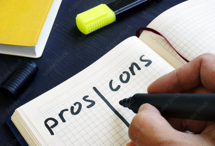 L'homme rÃ©dige une liste d'avantages et d'inconvÃ©nients