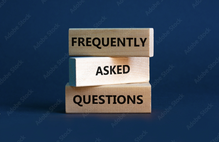 Symbole des questions frÃ©quemment posÃ©es (FAQ). Mots conceptuels FAQ questions frÃ©quemment posÃ©es sur des blocs sur un beau fond gris de table.