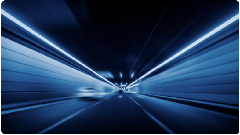 Une voiture traverse un tunnel Ã©clairÃ© par des lumiÃ¨res bleues vibrantes, crÃ©ant une atmosphÃ¨re dynamique et moderne.