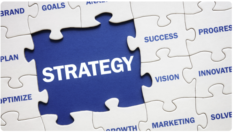 un puzzle blanc avec des mots faisant rÃ©fÃ©rence aux investissements. Une fois les puzzles en bleu avec le mot Â« stratÃ©gie Â» en blanc