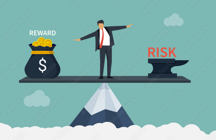 Homme d'affaires Ã©quilibrant la rendement et le risque, au sommet d'une montagne.