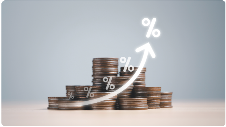 Une pile de piÃ¨ces de monnaie avec une flÃ¨che vers le haut et un signe de pourcentage, symbolisant la croissance financiÃ¨re et l'augmentation des retours sur investissement.