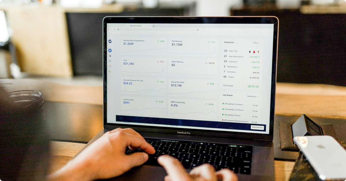 Persona ante un ordenador en un artÃ­culo sobre quÃ© es un short squeeze