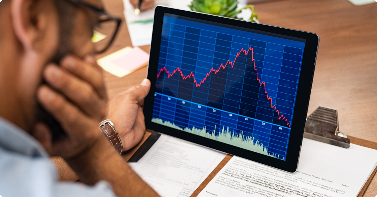 Hombre frente a un ordenador en un artÃ­culo sobre quÃ© es un rollover