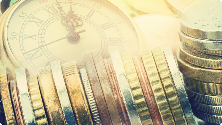 Um grande plano de uma pilha de moedas ao lado de um relÃ³gio, simbolizando a relaÃ§Ã£o entre tempo e dinheiro