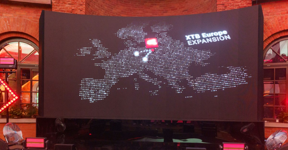 Imagen con los paÃ­ses en los que opera XTB en un artÃ­culo sobre su 20 aniversario