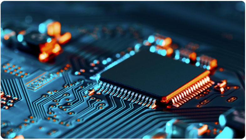 Gros plan sur un circuit imprimÃ© sur un fond bleu et orange.