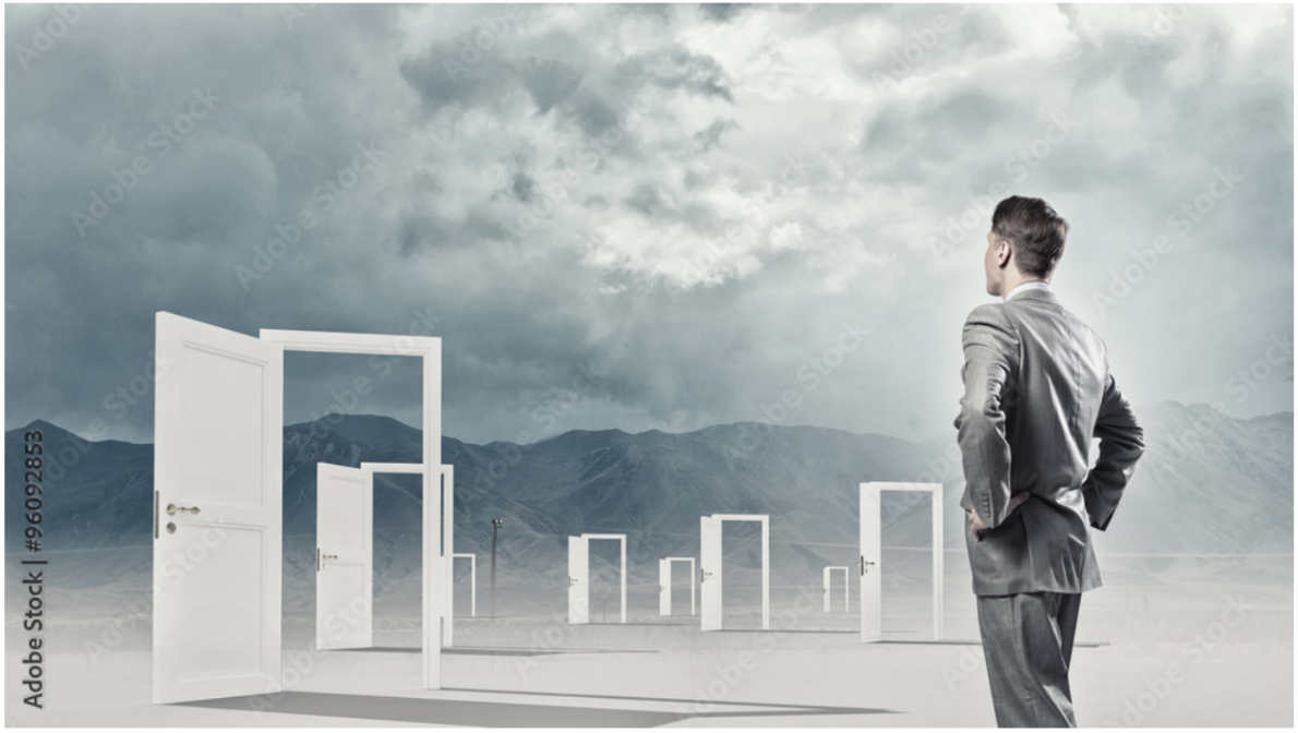 Un homme debout devant une porte qui symbolise une nouvelle opportunitÃ©.