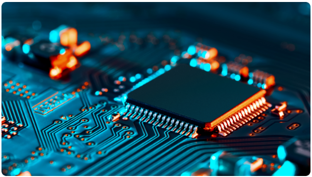 Gros plan d'un circuit imprimÃ© sur fond bleu et orange.