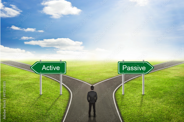 Image reprÃ©sentant un homme d'affaires, hÃ©sitant entre deux routes : la route active ou passive.