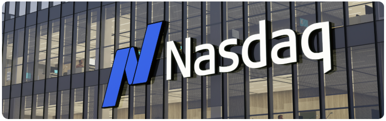 Le logo du Nasdaq apparaissant en gros sur le mur dâun bÃ¢timent