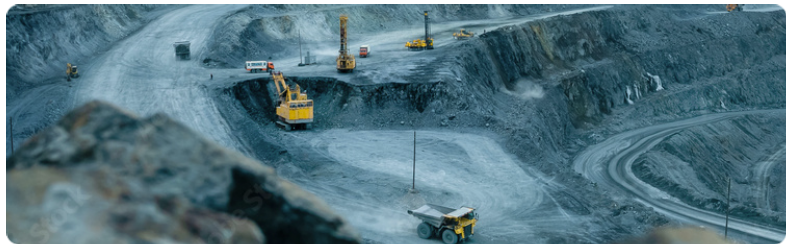 Un puits de mine Ã  ciel ouvert rempli dâÃ©quipements de construction, de machines-outils et prÃ©sentant un large environnement de chantier