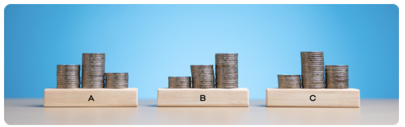 Trois piles de piÃ¨ces de monnaie avec les lettres Â« abc Â» placÃ©es au-dessus, symbolisant la croissance et les compÃ©tences financiÃ¨res.