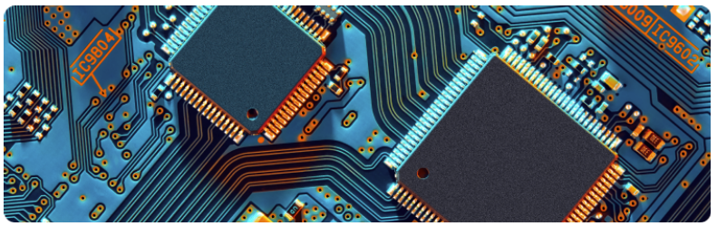 Une palette de couleurs sur un circuit imprimÃ© dâordinateur, montrant divers Ã©lÃ©ments Ã©lectroniques tels que les semi-conducteurs et les connexions