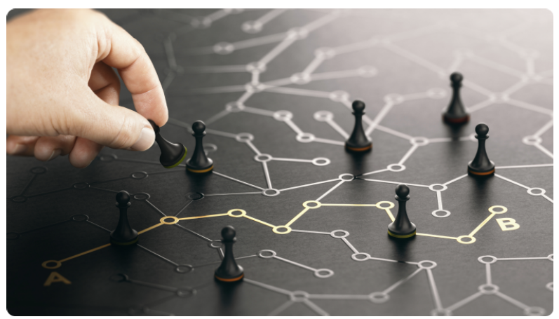 Une main pointant vers le plateau avec des piÃ¨ces noires se tenant au-dessus de lignes reliÃ©es par des points.