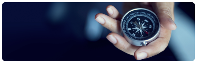 Une personne tient une boussole dans sa main, symbolisant ainsi la navigation et lâexploration en plein air