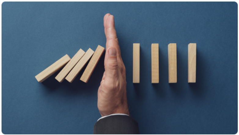 une main tendue empÃªche la chute de dominos