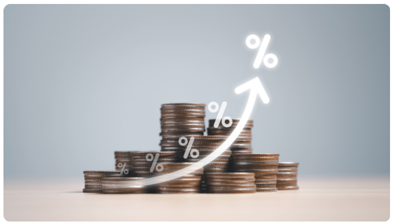 Une pile de piÃ¨ces de monnaie avec une flÃ¨che vers le haut et un signe de pourcentage, symbolisant la croissance financiÃ¨re et lâaugmentation de la rentabilitÃ© dâun investissement.