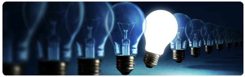 Une seule ampoule se dÃ©tache au centre dâune rangÃ©e dâampoules identiques, symbolisant une idÃ©e ou un conseil.