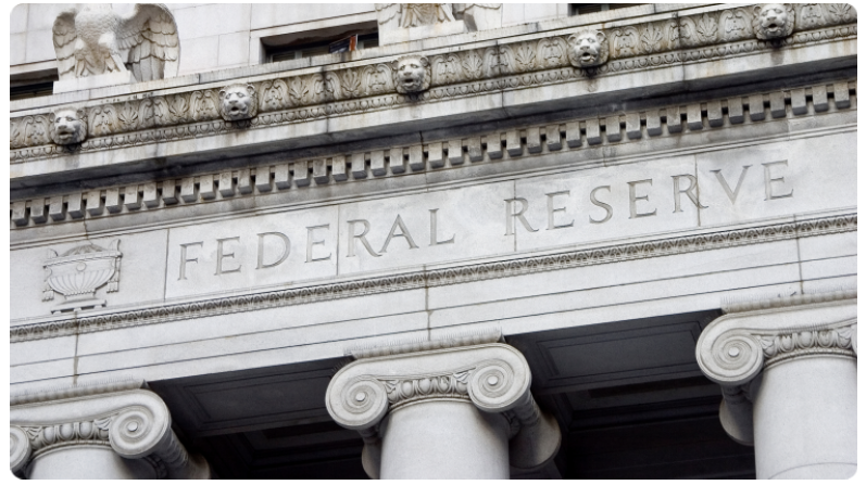 Photo de la faÃ§ade du bÃ¢timent de la RÃ©serve fÃ©dÃ©rale amÃ©ricaine.