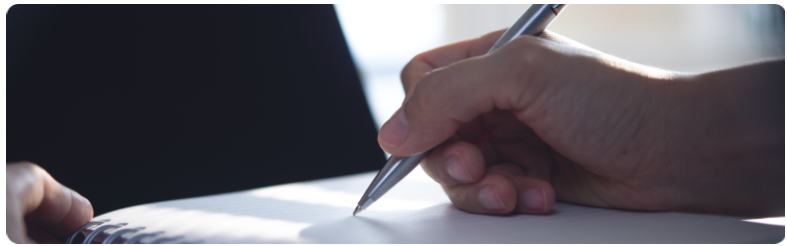 Bloc-notes sur une table avec un stylo avant une réunion au bureau