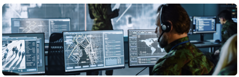 Des militaires travaillent sur ordinateur, analysant des donnÃ©es sur plusieurs Ã©crans dans une salle sÃ©curisÃ©e.