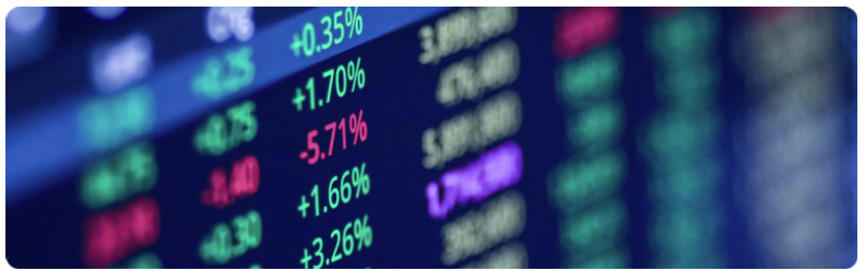 Des cours de bourse sont affichÃ©s sur un Ã©cran numÃ©rique, illustrant des donnÃ©es financiÃ¨res en temps rÃ©el et des tendances de marchÃ©.