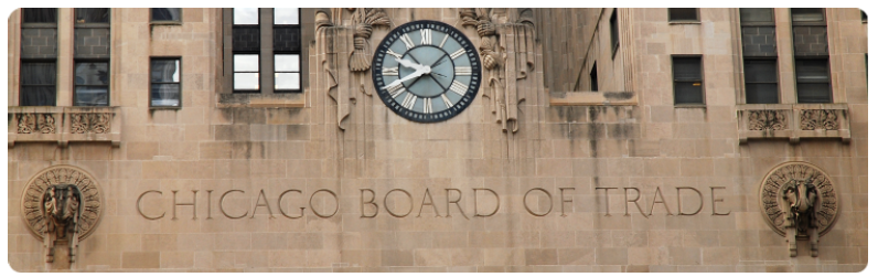 Une horloge fixée sur le mur extérieur du bâtiment du Chicago Board of Trade, affichant lâheure de manière bien visible