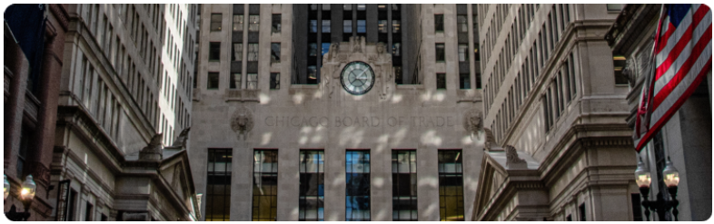 Le bâtiment du Chicago Board of Trade, avec son horloge proéminente sur le côté, mettant en valeur les détails architecturaux et la fonctionnalité horlogère